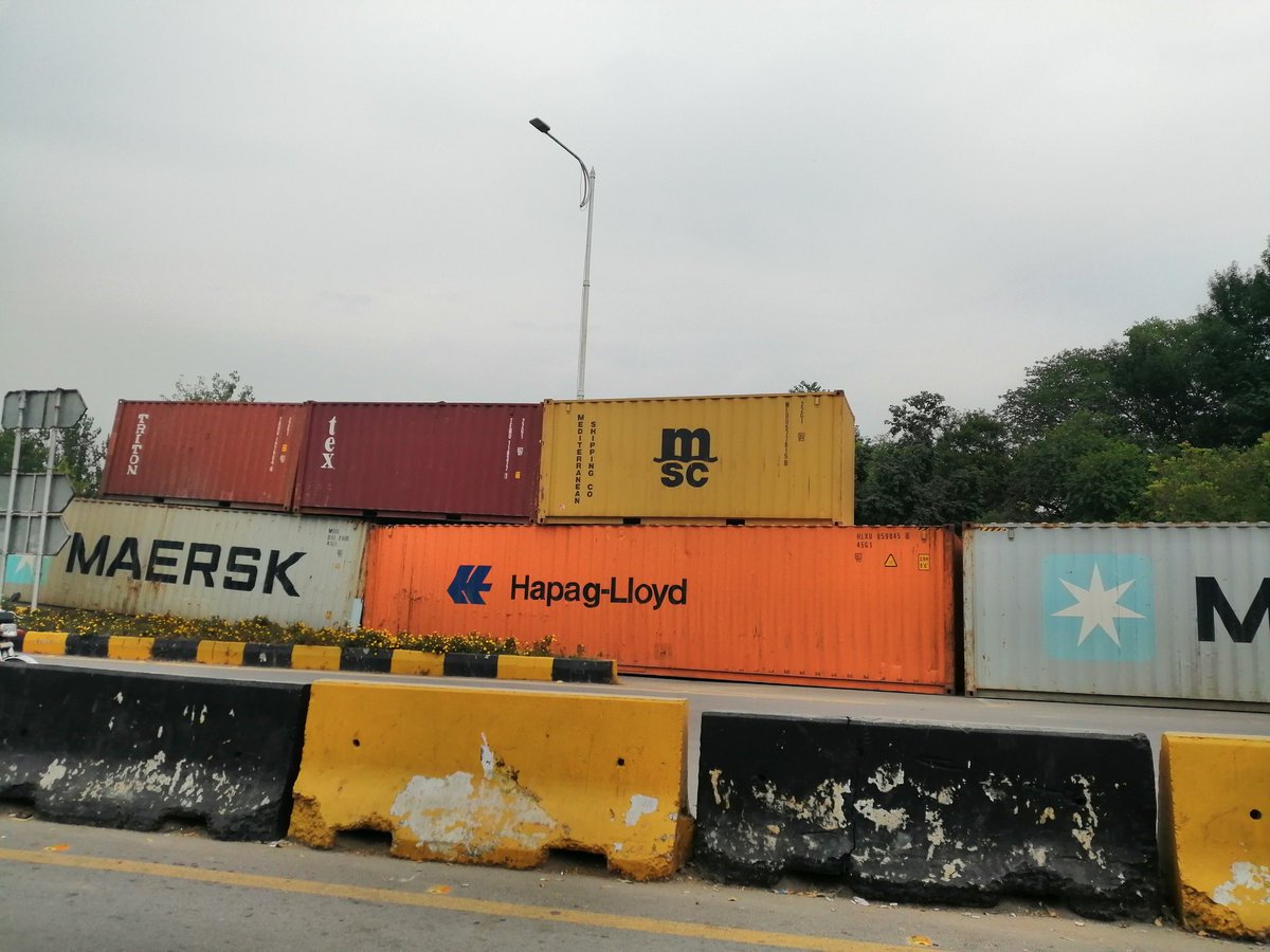 Kamran_Yousaf's tweet photo. The cost of #AzaadiMarch. PMLN govt paid 5000 per container per day in 2014 and I am told PTI govt is going to pay more. Also, the number of containers brought for #AzaadiMarch is much higher than that of 2014. https://t.co/AAXFWBDqzh