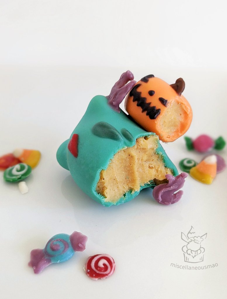 MiscMao's tweet photo. Hope everyone had a happier Halloween than this little truffle...I, uh, think he's still angry at me 😅 #biteattack #PokemonHalloween #Pokemon #PokemonGO #bulbasaur #candy @Pokemon https://t.co/jE4jD8D8fW
