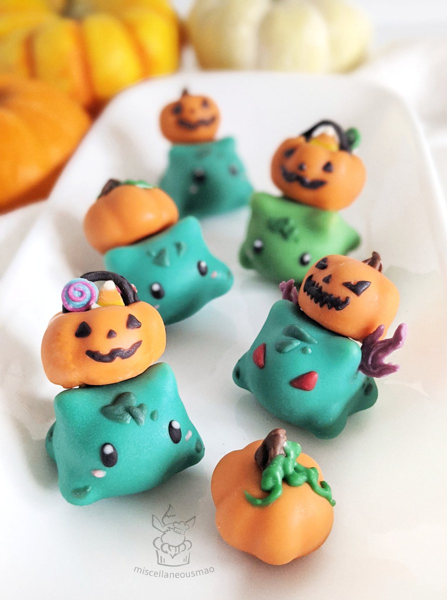 MiscMao's tweet photo. Hope everyone had a happier Halloween than this little truffle...I, uh, think he's still angry at me 😅 #biteattack #PokemonHalloween #Pokemon #PokemonGO #bulbasaur #candy @Pokemon https://t.co/jE4jD8D8fW