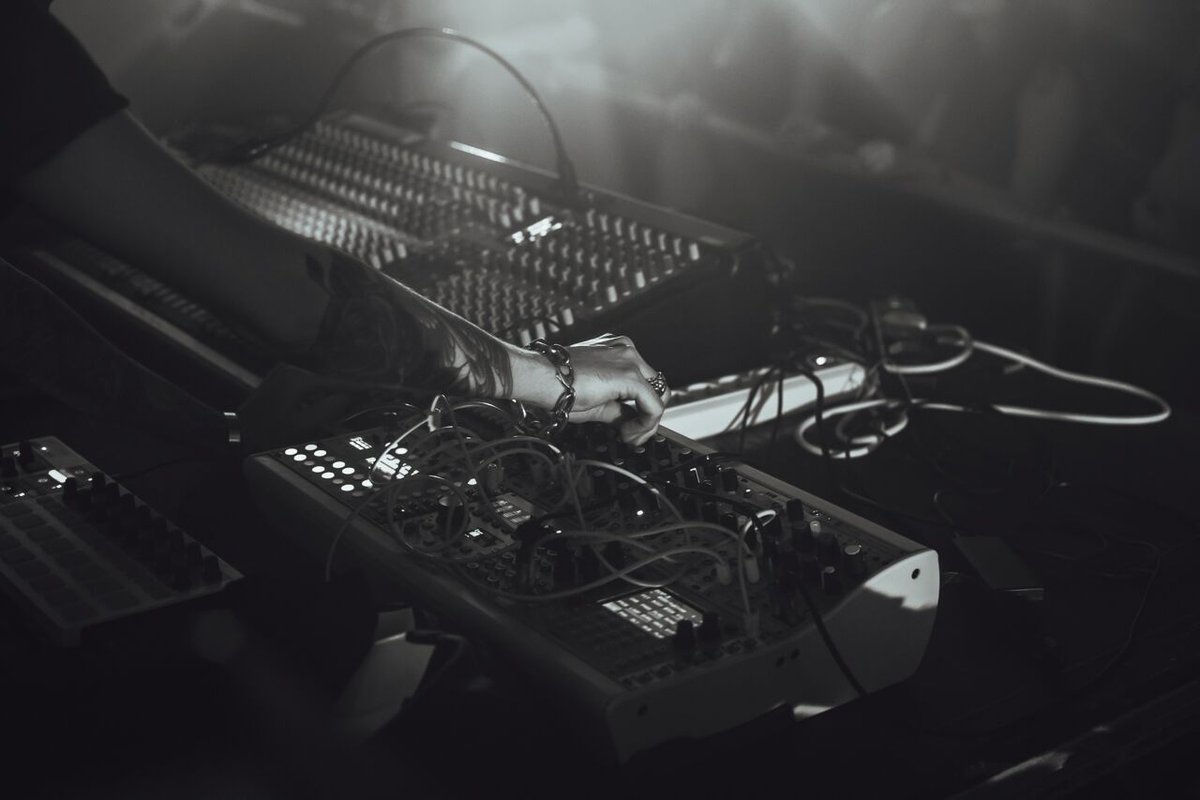 Take_Note_LDN's tweet image. We&apos;ll close the day with networking drinks in the main bar followed by an interview and live performance from UK techno master, Sigha. He’ll be treating us to an improvised modular live set fusing techno, ambient and abstract UK sounds. @Sigha