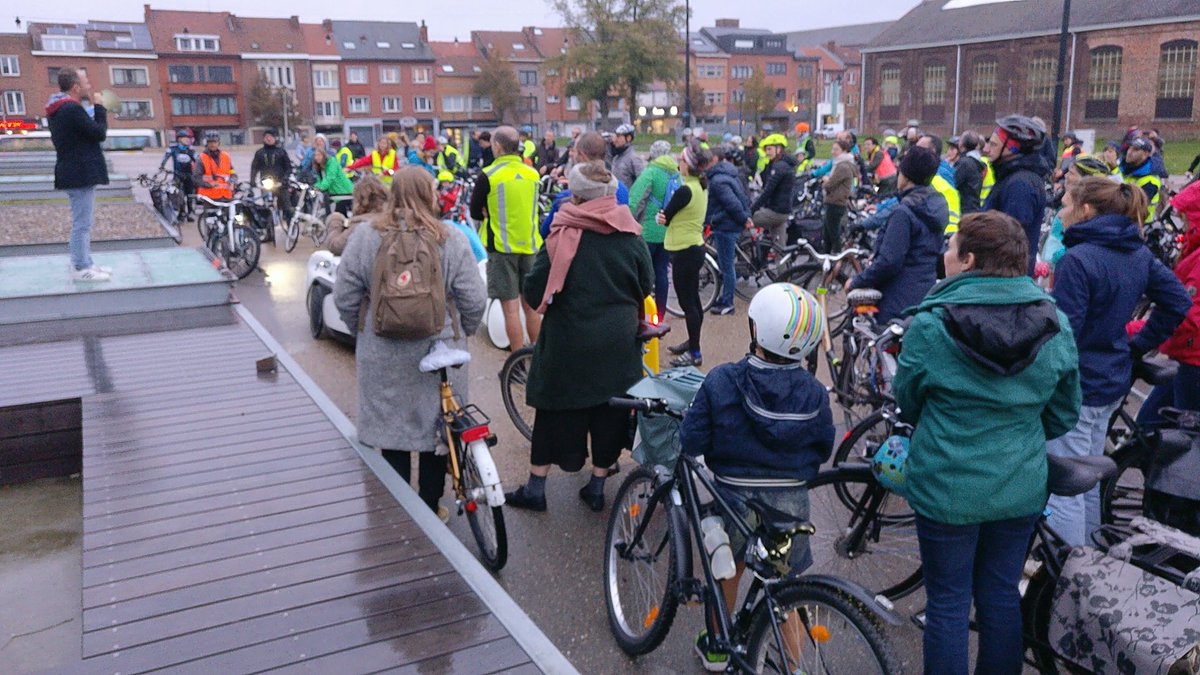 Boswachter_Marc's tweet photo. Niet iedereen raakte op de foto...
En vervolgens afronden in #Hal5 ๐ด๐๐
#Blauwputplein #fiets
#CriticalMass #CriticalMassLeuven #Leuven #MakeBelgiumGrateAgain #Lutopia #Leuven2030 https://t.co/5ofLOTucHZ