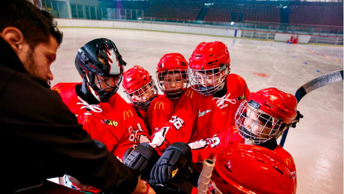 We ♥️ Hockey, just like you! We’ve always stayed closely tied to our guests and what’s important to them. Our involvement with Canadian sports is no exception. Next time you're by the rink, try one of our delicious chicken sandwiches! #DalMBAcwSim