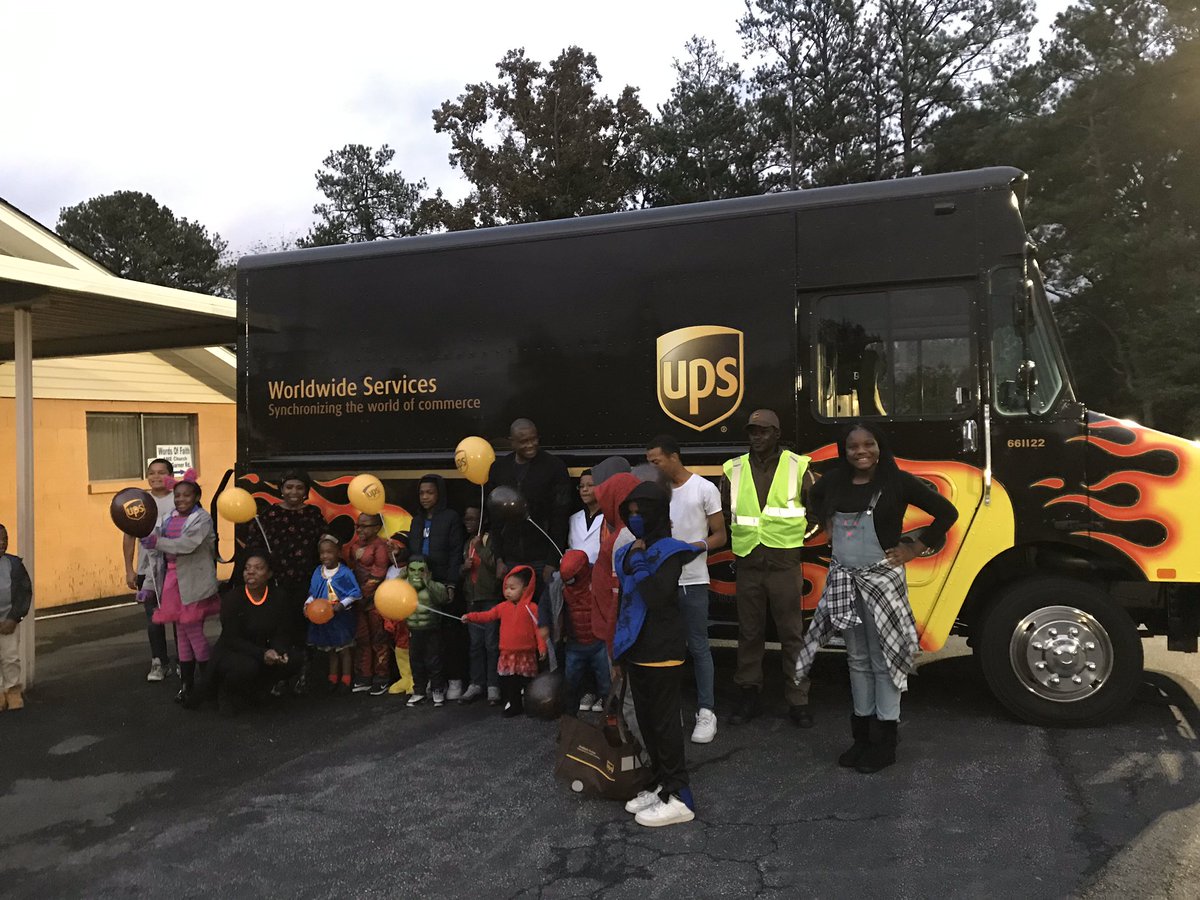 derobbins22's tweet photo. Kids love the truck! #futureUPSers #forevercustomers #TogetherWeAreUPS #thattruckishot https://t.co/i5tiFIva6l