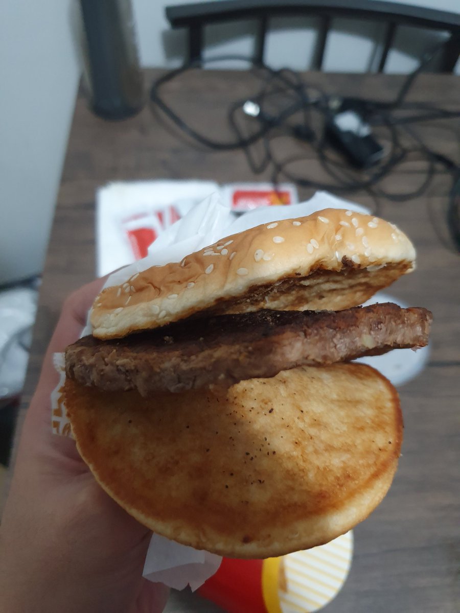 geoffreview's tweet photo. Wtf @McDo_PH ??? More than an hour late na nga, tapos eto pa??? Pano naging quarter pounder yan??? https://t.co/upMB3UYZwJ