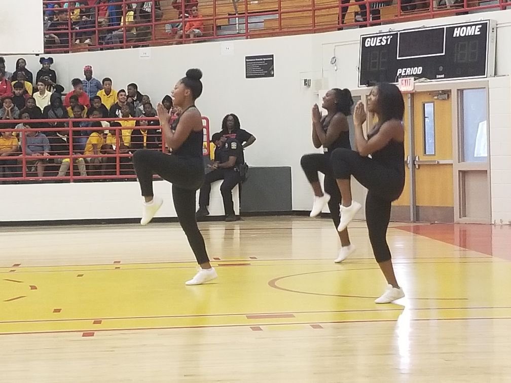 Morehouse_SAAC's tweet photo. Engagement Alert 🚨: Morehouse cheerleaders participated in Jean Childs Young middle school’s homecoming event. They spent an hour engaging principal Kara Stimpson &amp; students and performed during the Anti-Bullying/No Place Hate Initiative. #MHCSAAC #MorehouseServes @Spelmanites https://t.co/AiWjB608fA