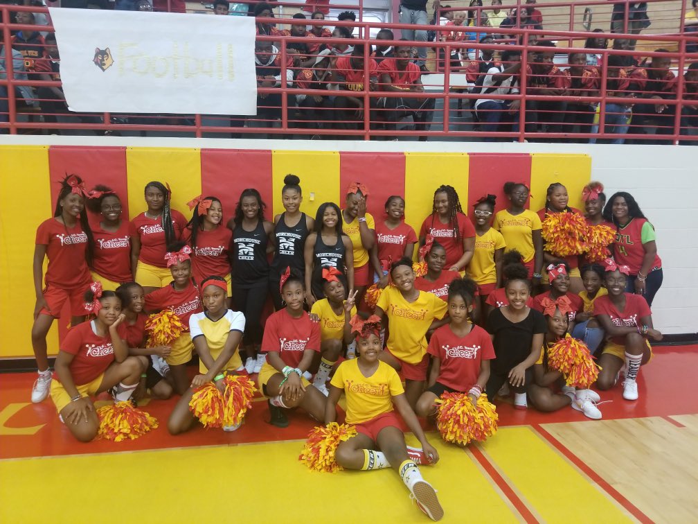 Morehouse_SAAC's tweet photo. Engagement Alert 🚨: Morehouse cheerleaders participated in Jean Childs Young middle school’s homecoming event. They spent an hour engaging principal Kara Stimpson &amp; students and performed during the Anti-Bullying/No Place Hate Initiative. #MHCSAAC #MorehouseServes @Spelmanites https://t.co/AiWjB608fA