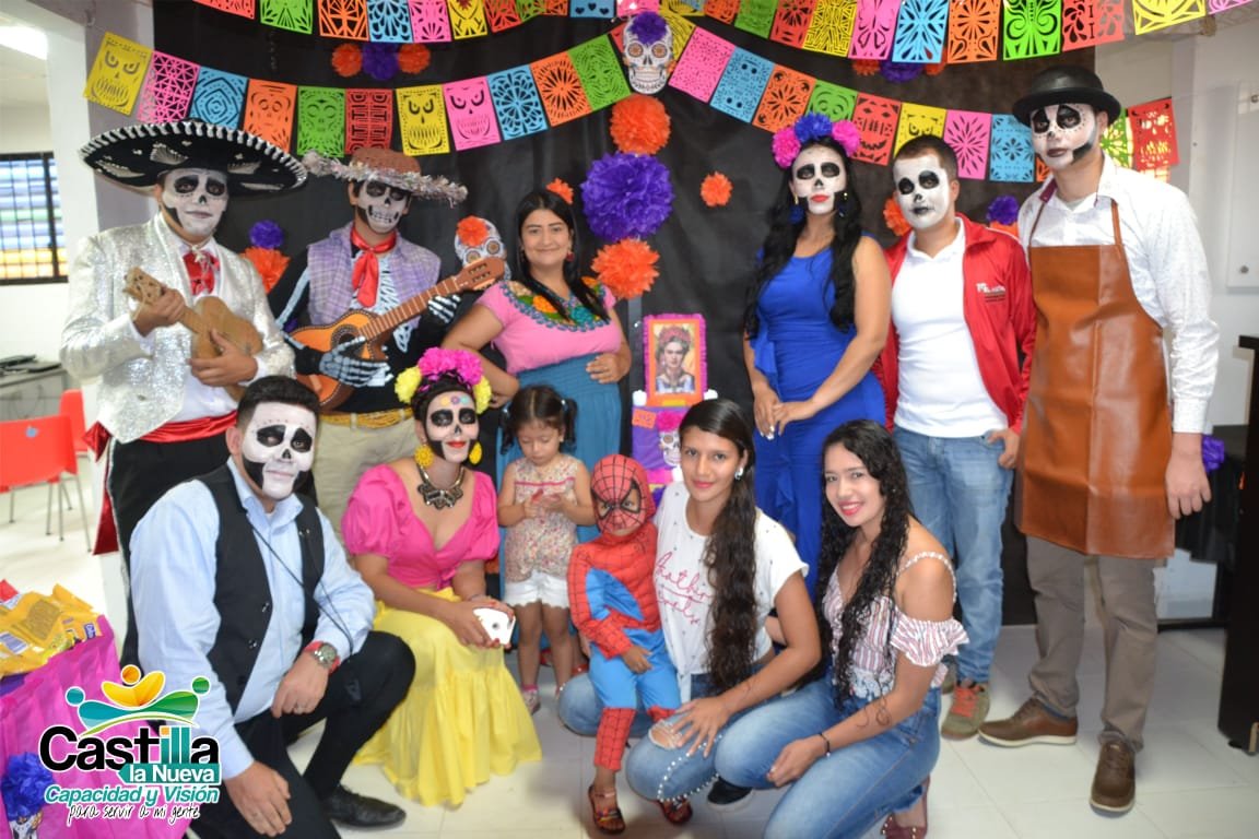GobMpalCastilla's tweet photo. La Familia Rivera de la famosa película COCO se tomó el día de Halloween en Castilla La Nueva. La Sec. TIC con apoyo de @CarabinerosCol y Policía de infancia y adolescencia ofrecieron show equino, saltarín, fotos, música y muchos dulces para los castellanitos | #CapacidadYVisión https://t.co/2TcCDQPb8j