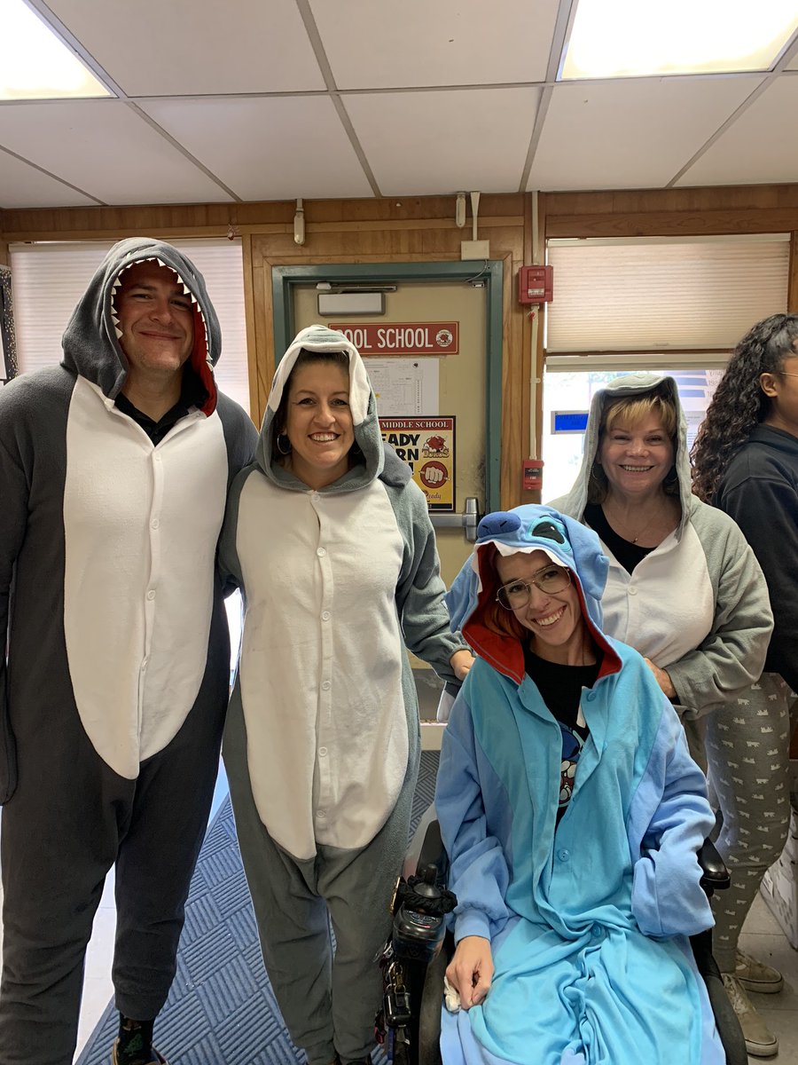 mgem22's tweet photo. We have no fun @EdmsToros 😊#beststaff #workfun https://t.co/mfLLbgTvH1