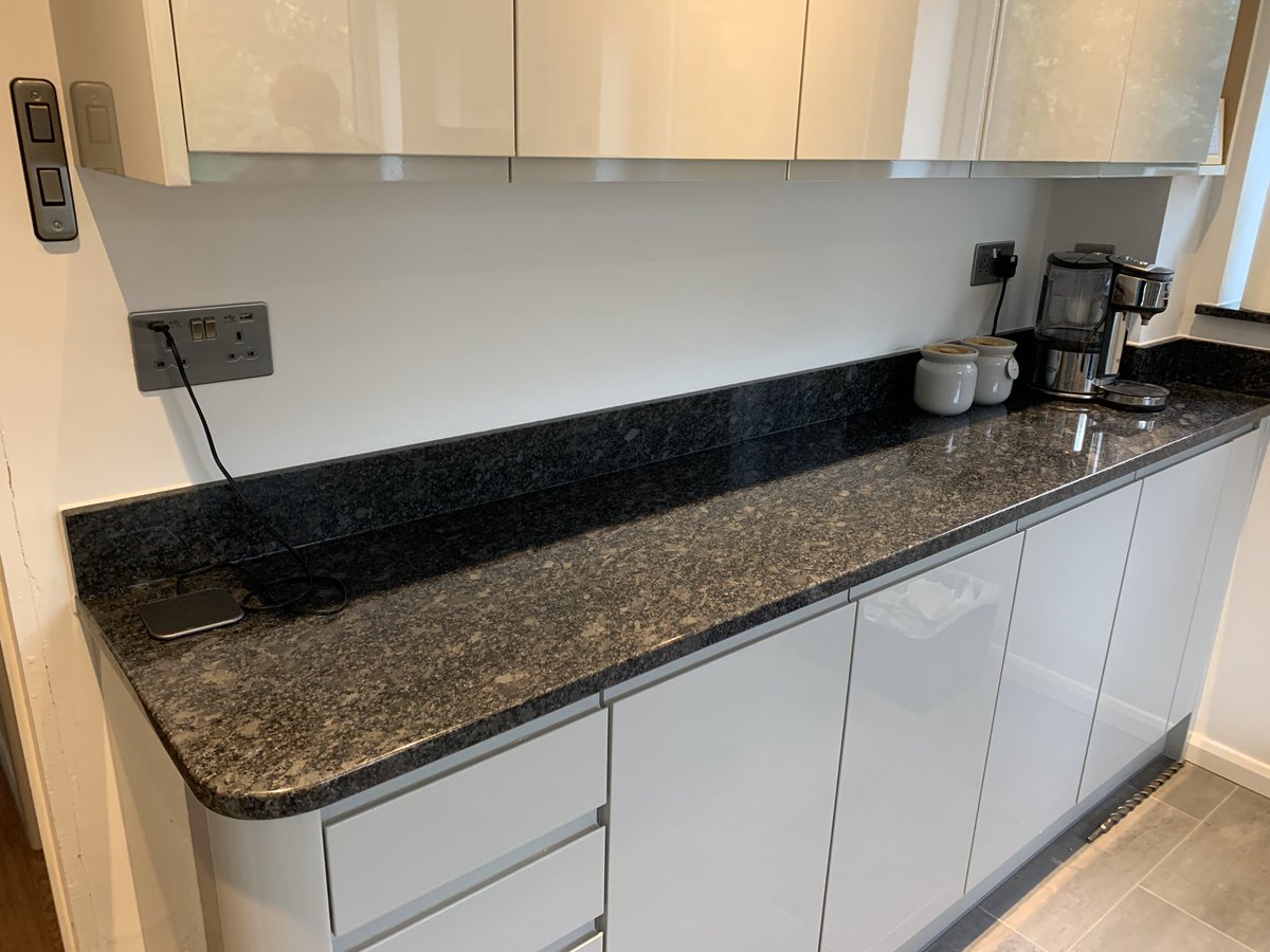 FilerN's tweet photo. A stunning worktop installation (Steel-Grey Granite) by @stone_circleUK today. https://t.co/ISDYERSBb7