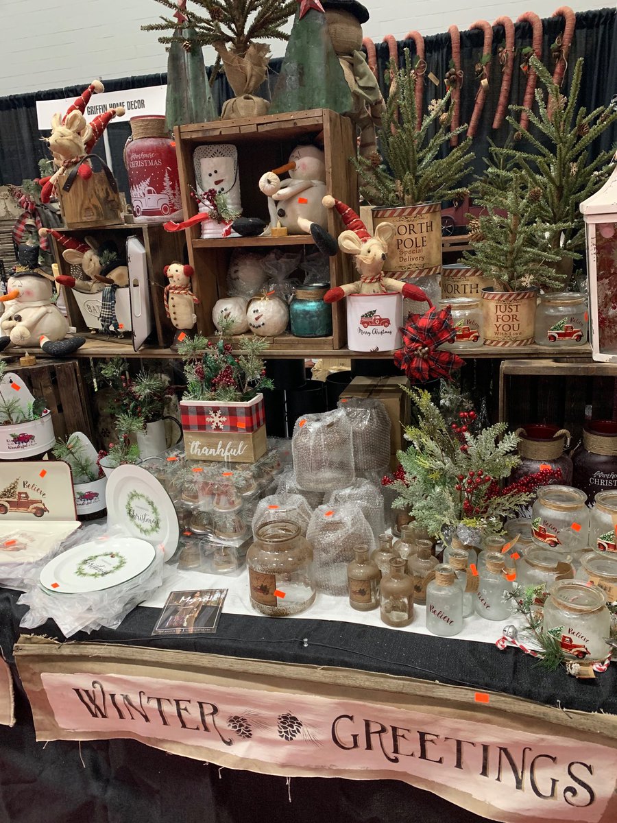 It’s feeling pretty festive at the Des Moines Holiday Boutique!!
