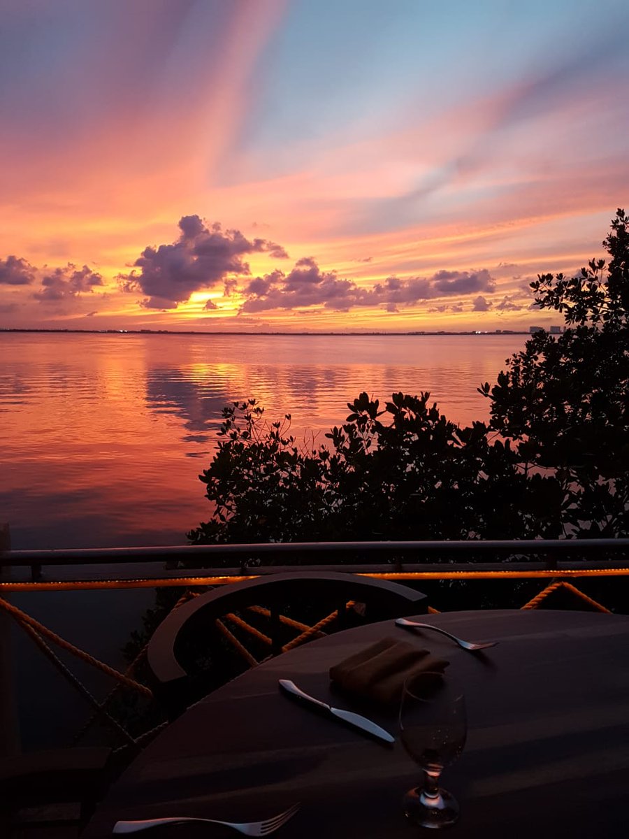 FredsHouse_Rest's tweet photo. El Caribe Mexicano nos regala las mejores postales. 🌅✨#ComeAndSea @FredsHouse_Rest #GrupoAndersons #Cancun https://t.co/MD0dj9qil6