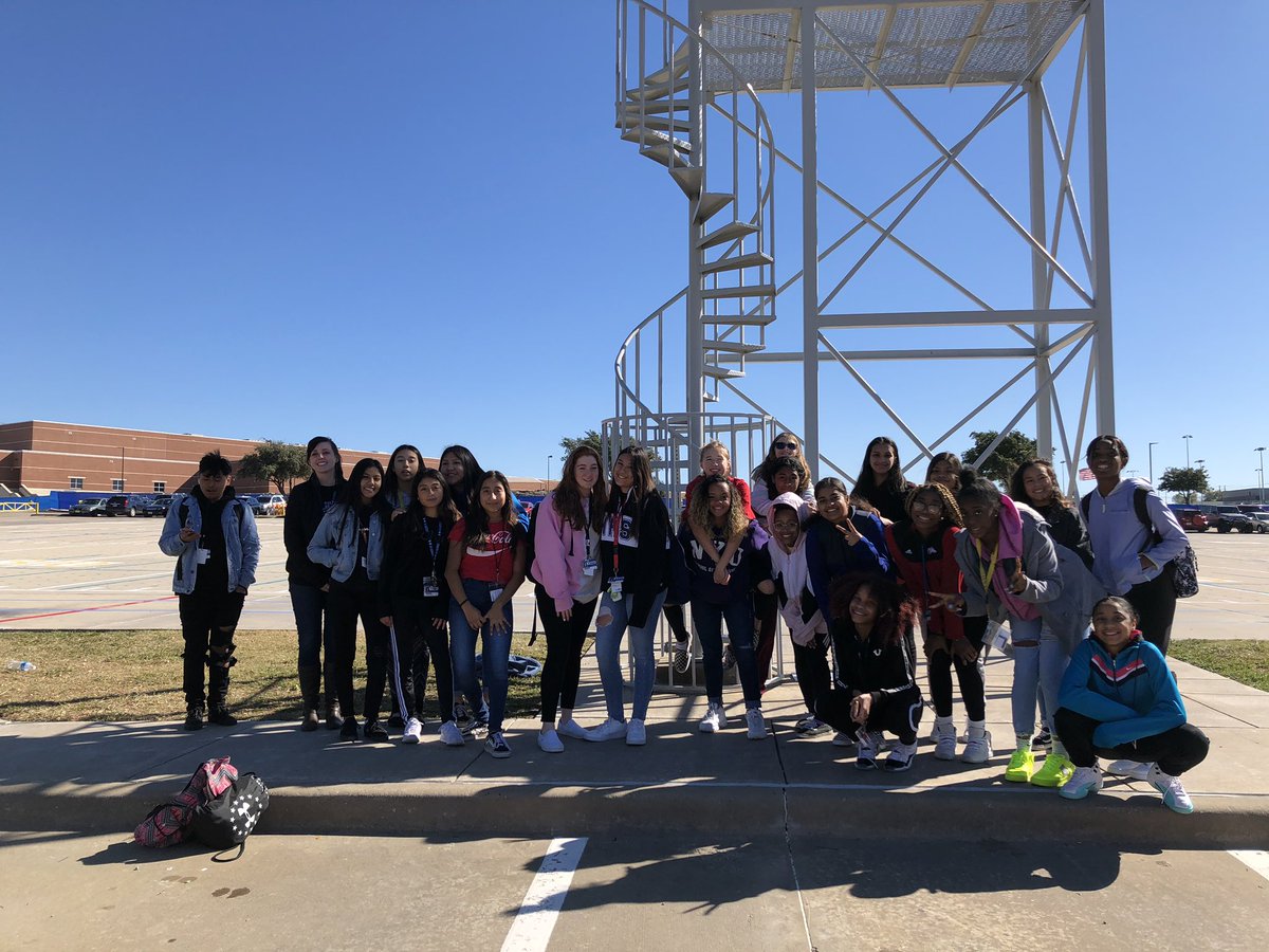 Wernekea's tweet photo. Thank you to our @Hebron9AVID and other @hebron9th student volunteers helping us with campus beautification today! #LISDBEKIND #ServiceTogether ๐ https://t.co/rtvdAbLVRq