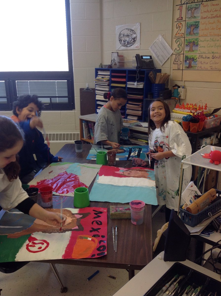 CubRunArt's tweet photo. Third graders in @Cub3rd are creating amazing self portraits! https://t.co/eou4NhahaD