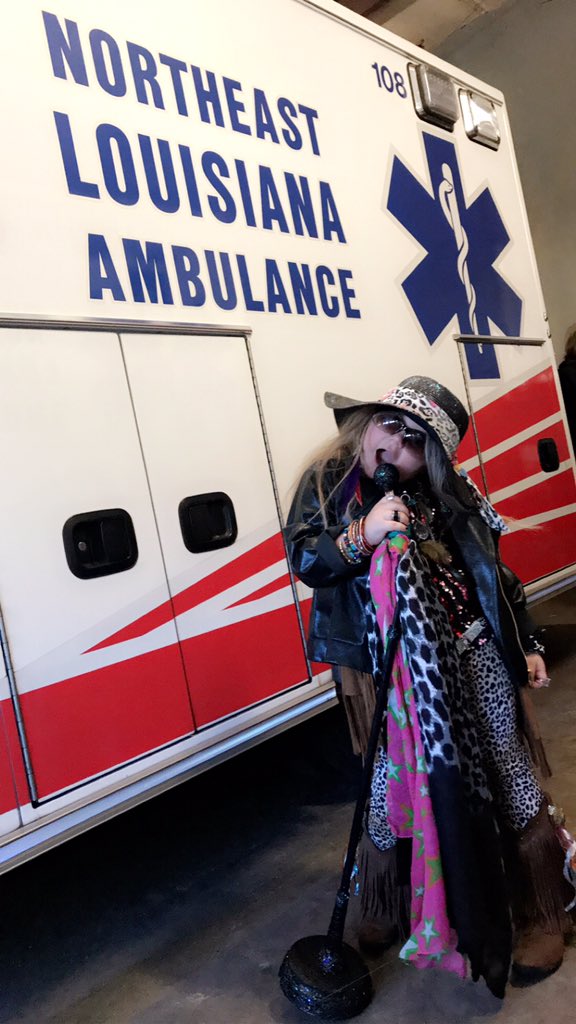 ReedusGirl3030's tweet photo. Because when the 5 year old wants to be Steven Tyler you dress her up as Steven Tyler 🖤 @IamStevenT #Aerosmith #RockstarDay https://t.co/4v9uQd83r9