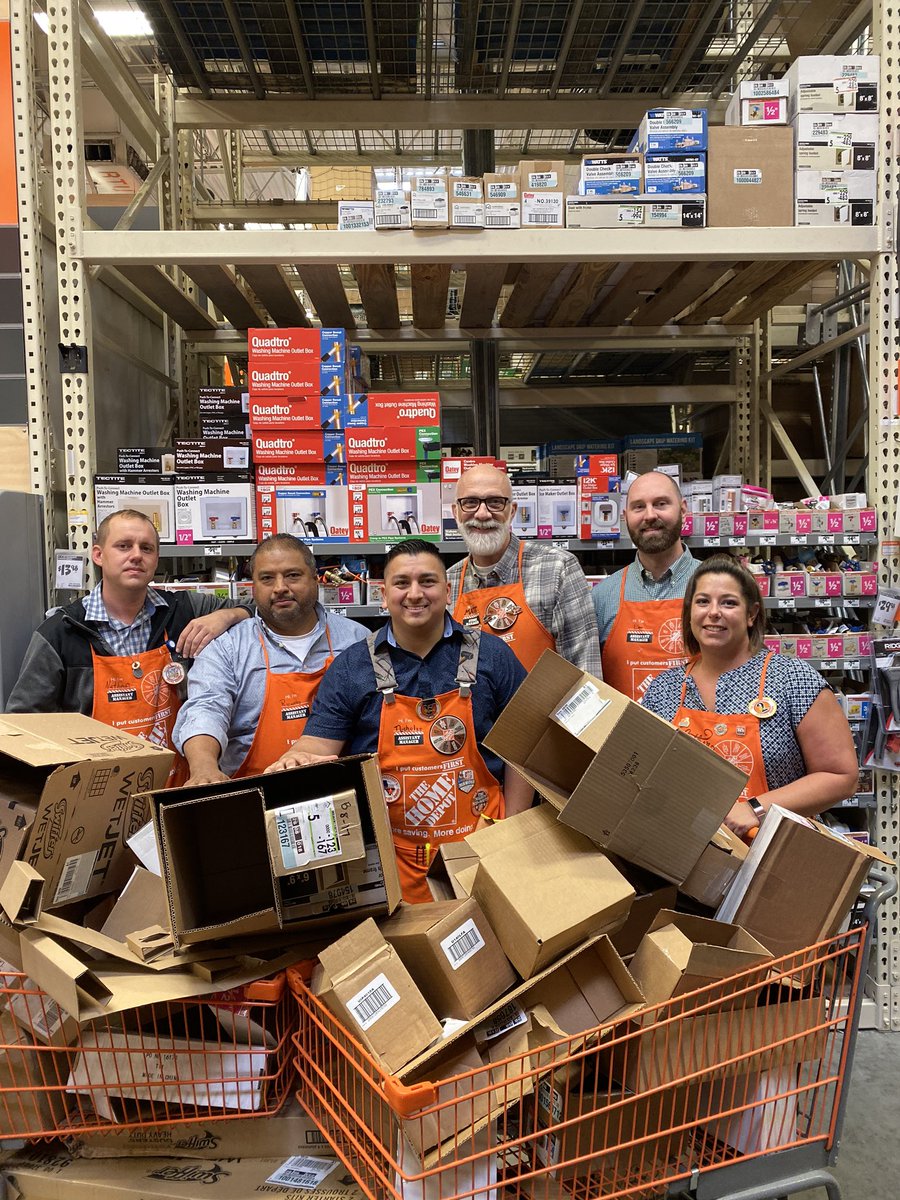 THD_Nick's tweet image. D91 Quarterly Training with some amazing salaried leaders! @jermeybotkin leading the way on driving #instock and #shelfavailability #KEEPitSimple #packDOWNsalesUP @AccAreta @lbrucewillson #shelfie #Q4Shelfie