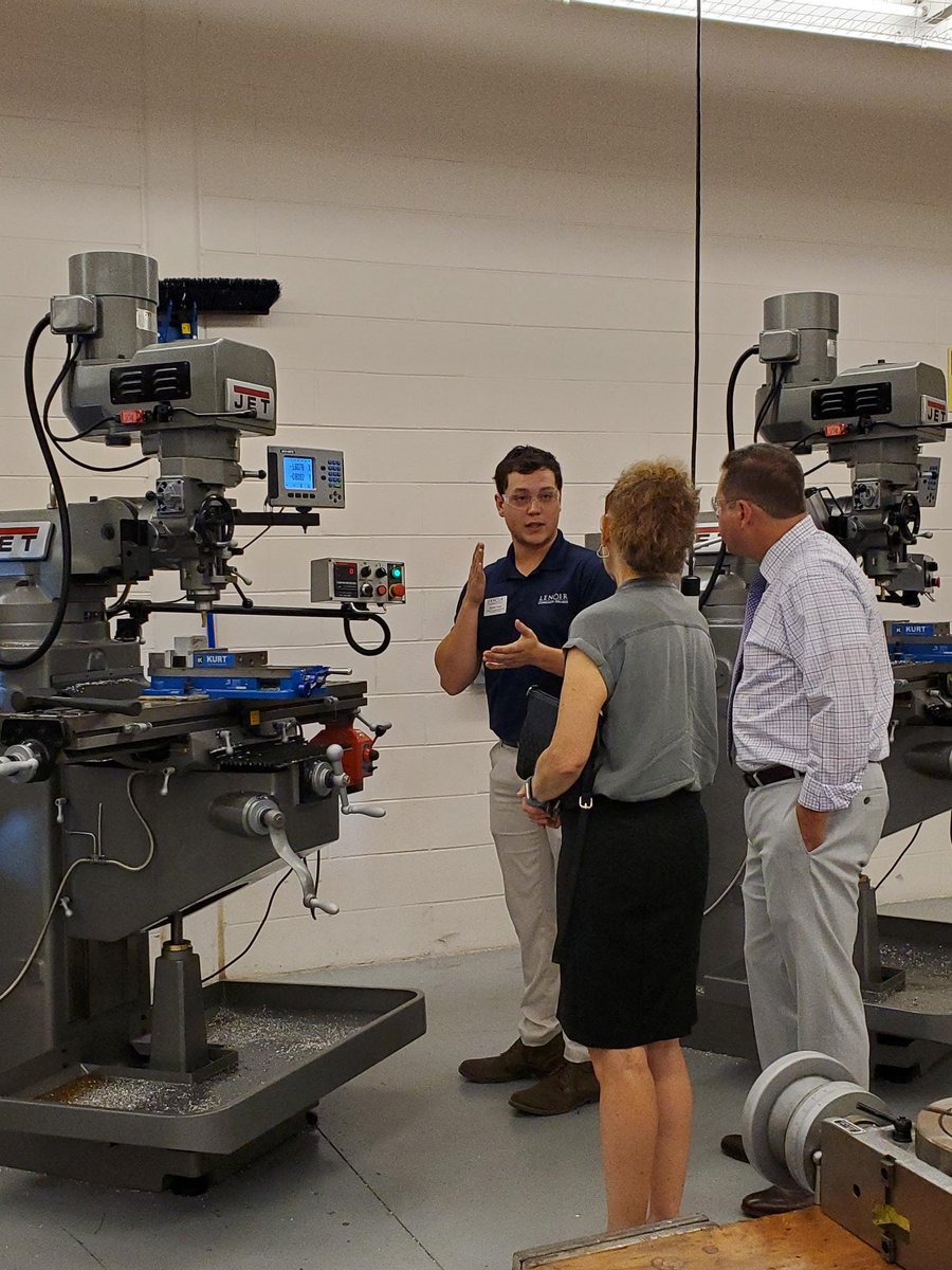 NCgoldenLEAF's tweet photo. P.O. Suzanne Keil visited w/ @GreeneCoSchools to tour their #CTE programs that feed from middle &amp; high school to @LCCLancers. In 2016, @NCgoldenLEAF awarded a $350K grant to STEM fields--health sciences, IT, machining, mechatronics &amp; computer programming.
#LEAFprints
#GLF20th https://t.co/emv70Fc5Cb