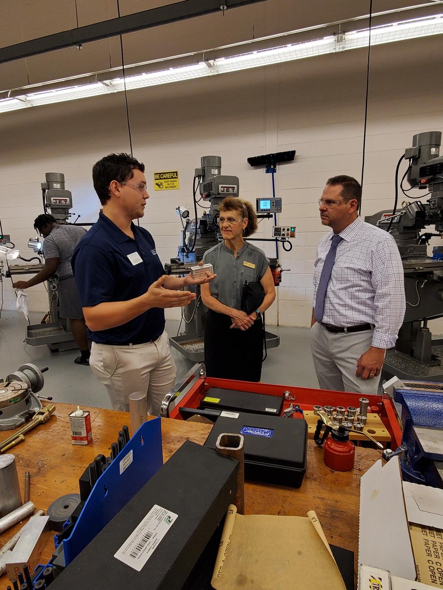 NCgoldenLEAF's tweet photo. P.O. Suzanne Keil visited w/ @GreeneCoSchools to tour their #CTE programs that feed from middle &amp; high school to @LCCLancers. In 2016, @NCgoldenLEAF awarded a $350K grant to STEM fields--health sciences, IT, machining, mechatronics &amp; computer programming.
#LEAFprints
#GLF20th https://t.co/emv70Fc5Cb