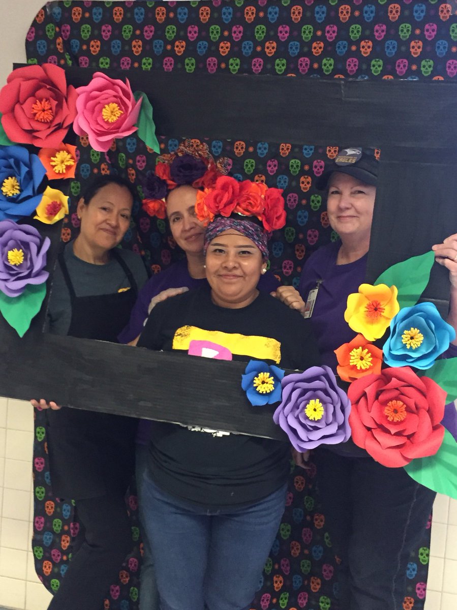 RHSPadresUnidos's tweet photo. RHS teachers, staff and students stop by for a free treat and take a selfie!!!  
#RHSPTA #PadresUnidos #RHSPadresUnidos #DiadeLosMuertos https://t.co/lePztE5D24