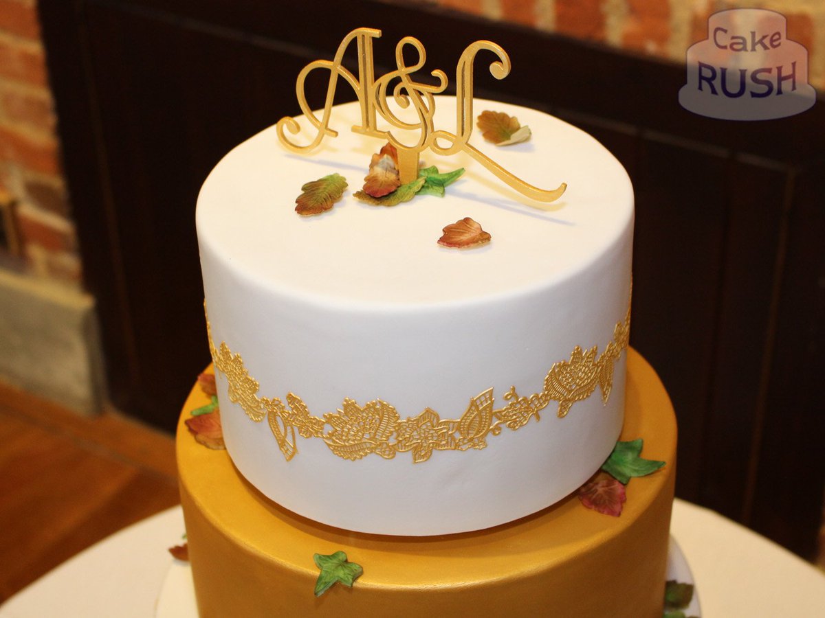 CakeRush's tweet photo. Congratulations to Anoushka and Laurie, married this week! Their cake had coconut, chocolate and vanilla tiers and was decorated in white and gold, with delicate lace and autumn leaves.

#wedding #cake #autumn @Forty_Hall https://t.co/lmx3qiLg8j