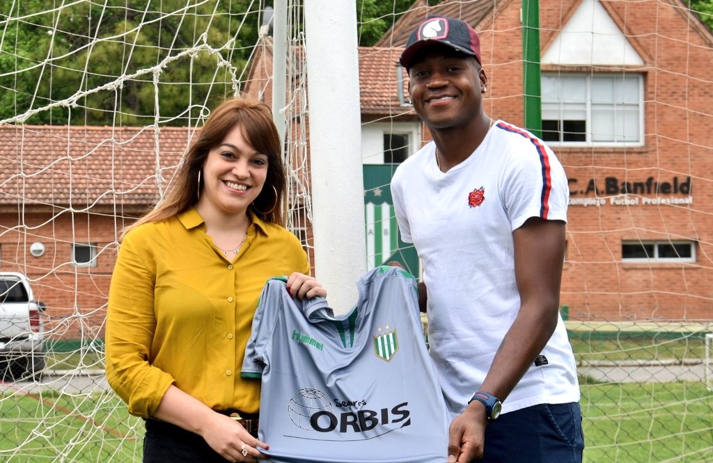 CAB_oficial's tweet photo. Tras el entrenamiento, junto a la presidenta @LuciaBarbuto, @Arboleda96 extendió su vínculo con #Banfield 🇳🇬 por dos años más. 

¡Felicitaciones, Mauri! 👏🏼 🥅 https://t.co/7WNwK55yEn