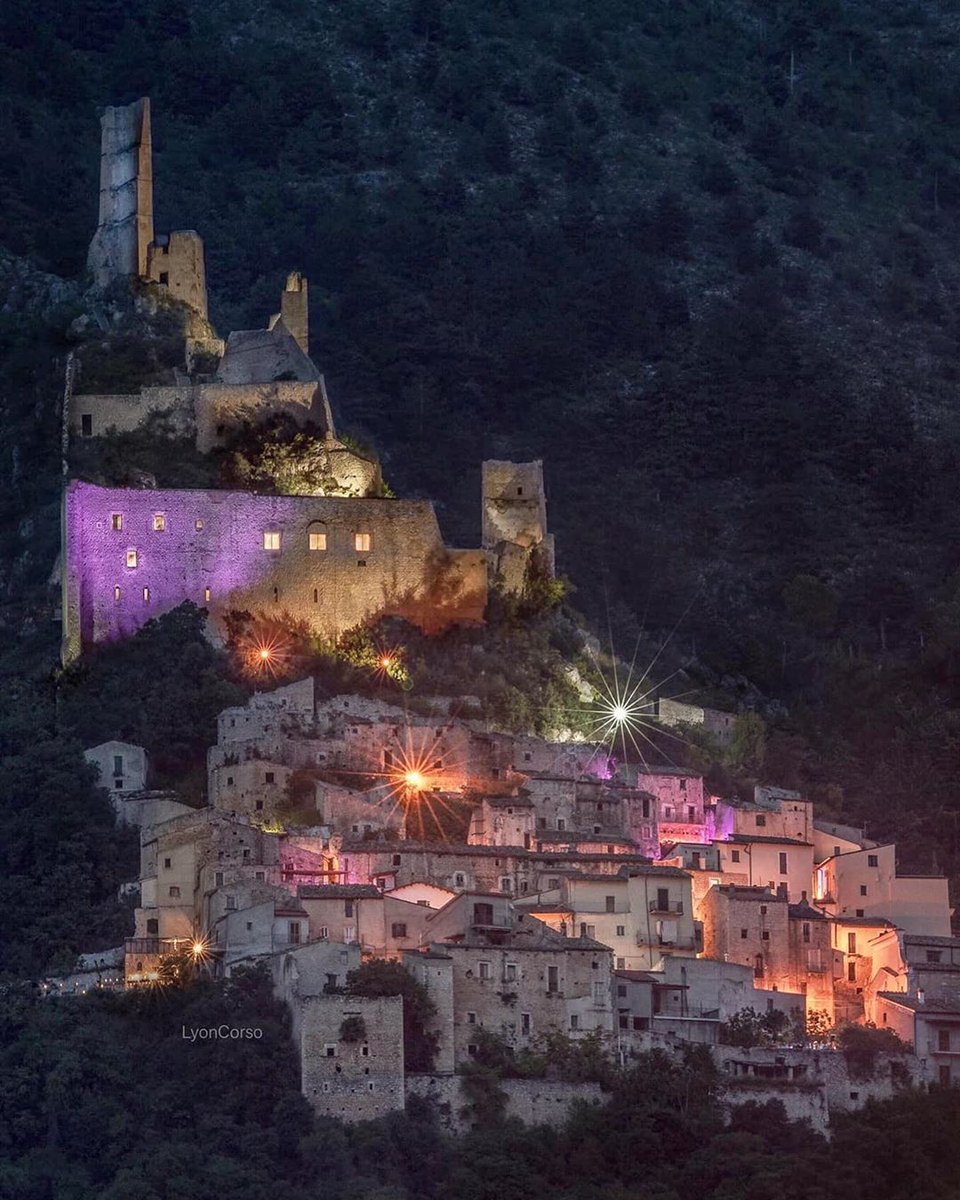 YourAbruzzo's tweet photo. #Roccacasale è un delizioso borgo arroccato sulle pendici del Morrone, con ripide viuzze che si arrampicano tra vecchie case in pietra e un castello medievale che, illuminato dalle luci della sera, è ancora più suggestivo.
#Abruzzo #turismo #italianvillages
Ph. Lyon Corso https://t.co/O7ro33qtpI