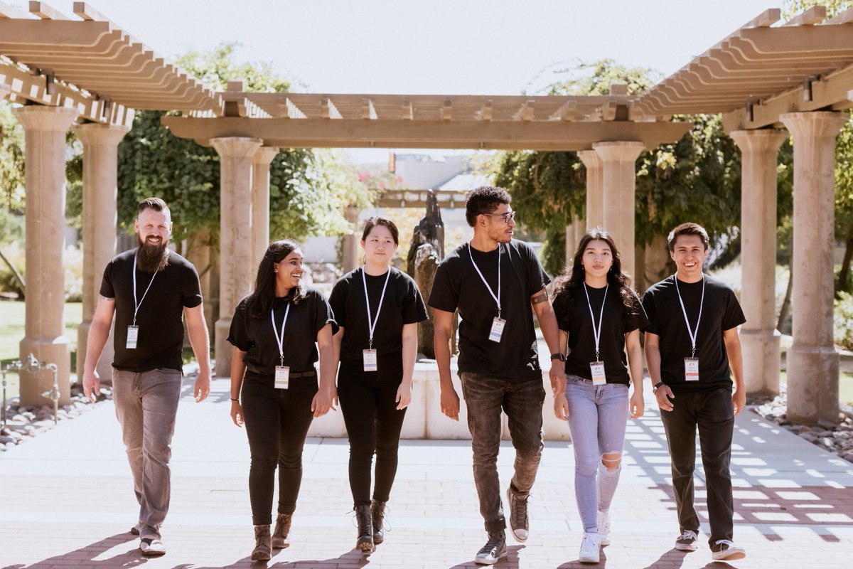 dscsdmc's tweet photo. Can someone photoshop an explosion behind us in this picture??? 🔥😂😎 #DeveloperStudentClubs #dsc_sdmc #googledevelopers #art #photoshop https://t.co/xpPUJR2xPM