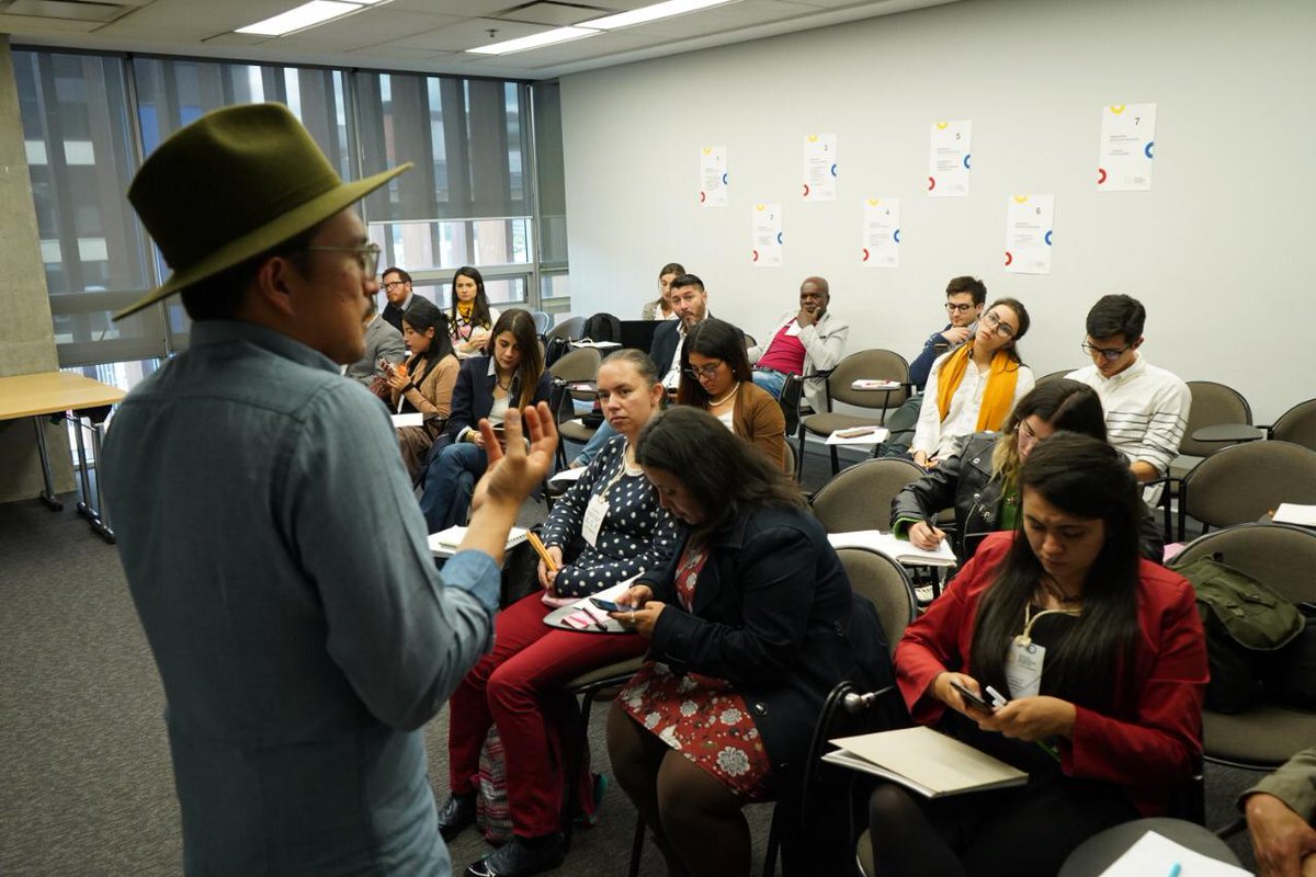 yy_colombia's tweet photo. "Si mi historia es efectiva, tiene la capacidad de conectar con otros" Rodrigo Romero - Taller de Storytelling para negocios sociales #sbfc19 https://t.co/n4ntDpLTT4