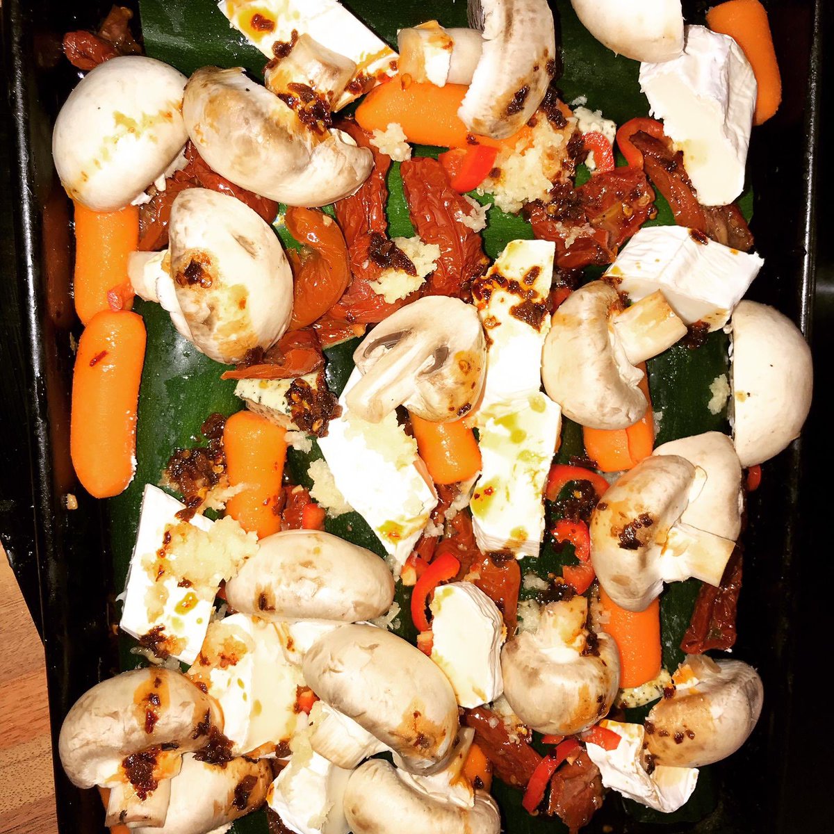 jacbor13's tweet image. Courgettes, mushrooms, dried tomatoes, baby carrots with goat cheese and garlic sprinkled with chilli oil 😉😉and to the oven #perfecthousehusband #whereismyprincecharming