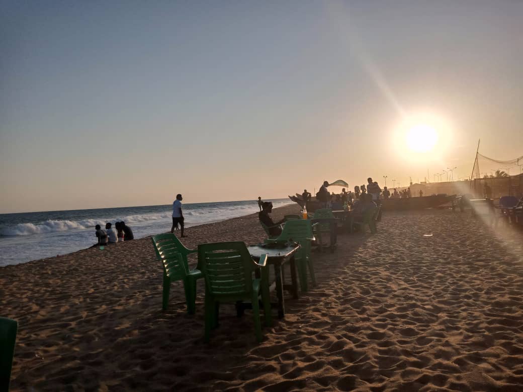 LBaryum's tweet photo. ...Etre loin de chez soi et observer ce soleil couchant sur un fond sonore lointain de #Floby... #burkinabetakeover https://t.co/9Wd1wtY3VV