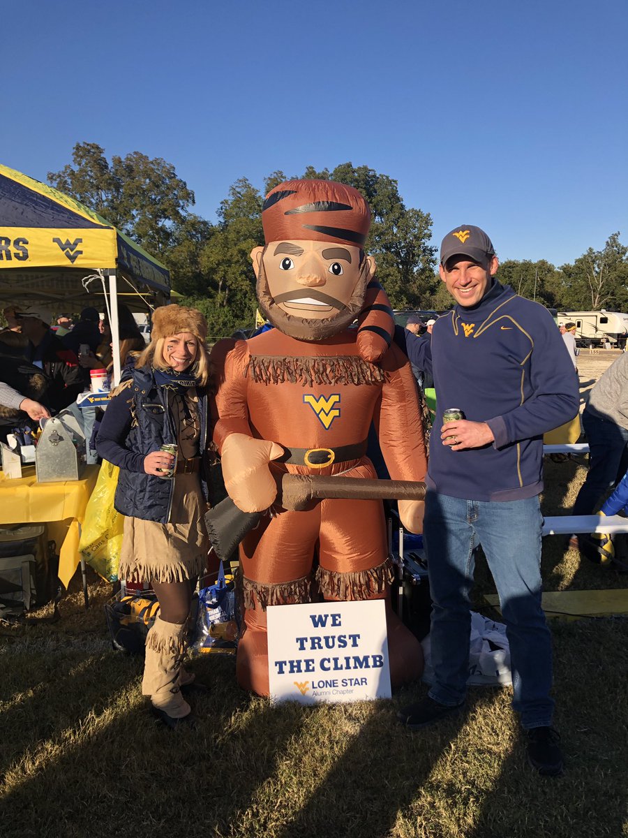 pemcakes's tweet photo. WACO, TX is apparently an acronym for WAy COlder Than Xpected. 🧣 🏈 #itisfreezing #waco #hornsdown #WVUvsBAY https://t.co/HEmnlUcM6l