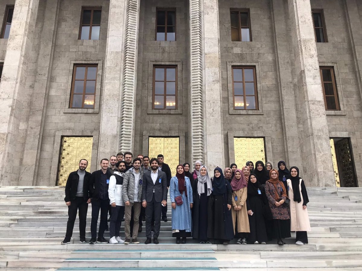 Mimdernegi's tweet photo. Mimder olarak meclisimizi ve @RumeysaKadak vekilimizin makamını ziyaret ettik. Meclisimizin etkileyici yapısının yanında  ortamdaki samimiyet de takdire şayandı. Bizi karşılayan sayın vekilimizin ekibine bu güzel gezi icin teşekkürlerimizi sunarız. #marmarailahiyatmecliste https://t.co/3GQeRlCnUH
