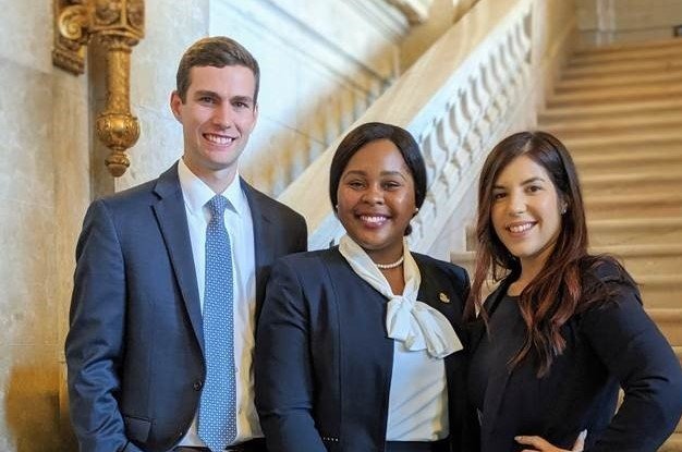 SDVLaw's tweet photo. Congratulations to first year Associates Andrew Heckler, Ashley McWilliams, and Daniela Aguila, who were sworn into the Connecticut Bar this morning. Andy, Ashley and Daniela are part of the SDVNE team.
#insurancelaw #CTLaw #constructionlaw #insurancecoverage #sdvlaw #lawschool https://t.co/vM3SpwFKxh