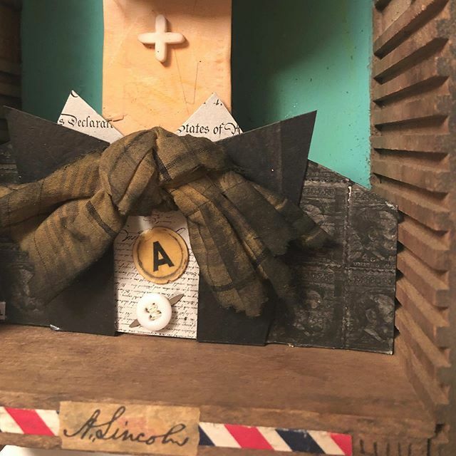 HOLLiCONGER's tweet photo. Sneaky peek of the type drawer piece ๐บ๐ธ
...
#abelincoln #dimensionalart #quirkyart #americana #abe #mixedmedia #foundobjectportrait #wsncart #wsncartist #assemblage #junkadoodles #collage #ncartist
#foundobjectart #assemblageart #funkyart #wsncartist #iโฆ https://t.co/wl6HfBLQkS https://t.co/FzaNkTaz1E
