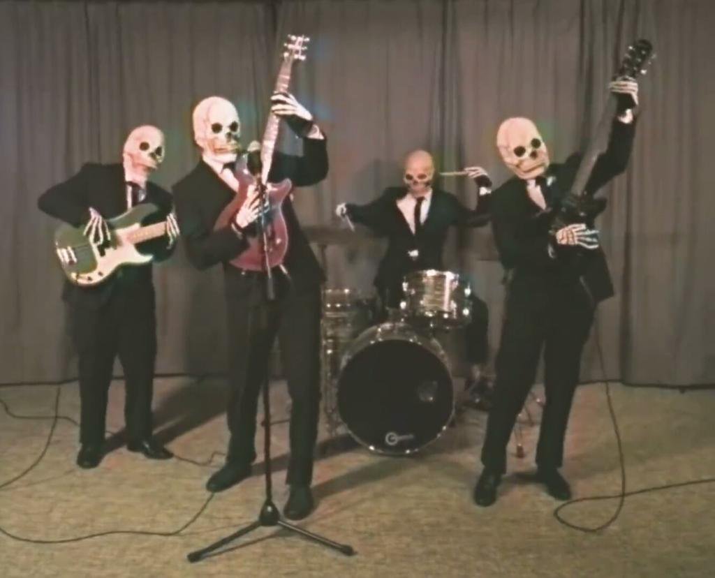 geearchive's tweet image. Me on October 31st vs me on November 1st