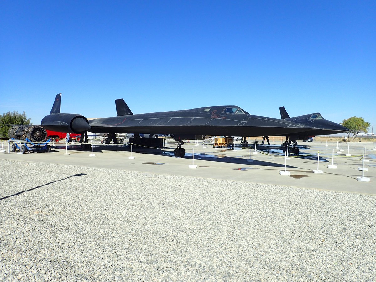 MannyGutsche's tweet photo. Blackbird Airpark in Palmdale, CA is the only place you can see a SR-71A next to its predecessor a A-12. They epitomize fast even sitting on the ground over 50 years after initial design and first flight.  https://t.co/2FaIx4Tevv https://t.co/4rJwEwgFIV