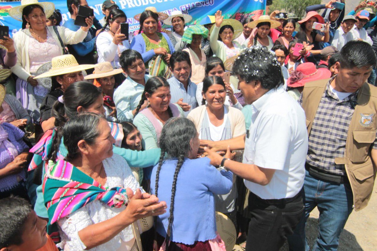 evoespueblo's tweet photo. La unidad y dignidad del pueblo son más fuertes que el golpismo y sus ataques de racismo y discriminación contra los más humildes. Unidos cuidaremos los grandes logros de nuestra querida #Bolivia y defenderemos pacífica y democráticamente este proyecto político de liberación. https://t.co/9GsRn2mXou