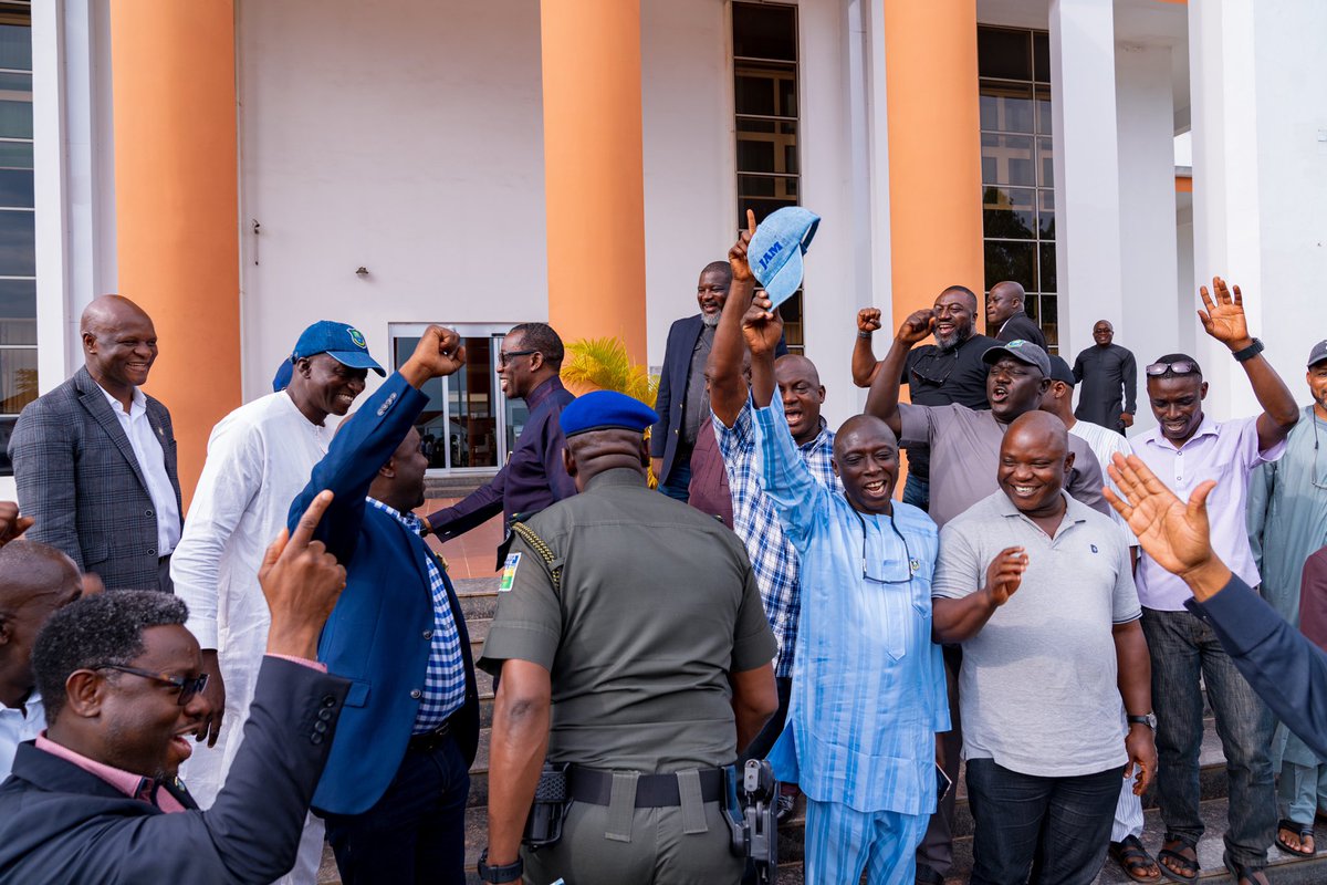 IAOkowa's tweet photo. At the brief meeting, I emphasized that their delegation was a clear reflection of the diversity that exists in Nigeria, yet, their camaraderie as former classmates shows that truly, as a people, beyond religion and ethnicity — we can be united. https://t.co/yZpxDY8xxb