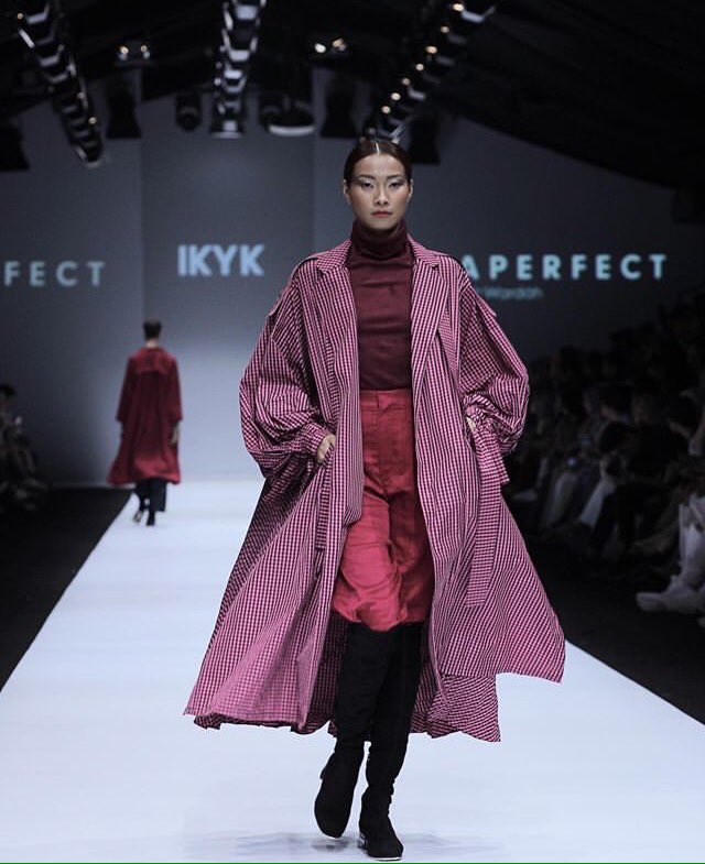 asntmid's tweet photo. #TeamIndonesia #AsNTM6 #JesslynLimm on runway #JakartaFashionWeek #JFW 🇮🇩
.
#JFW2019 #JFW2020
#JakartaFashionWeek2020
#JakartaFashionWeek2019 #Asntm #AsNTMc6 #AsNTMs6 #Model #AsntmID #Indonesia  #ModelIndonesia #AsiasNextTopModel #AsntmIndonesia #AsiaNextTopModel #JesslynLim https://t.co/xXlb86Y0p9