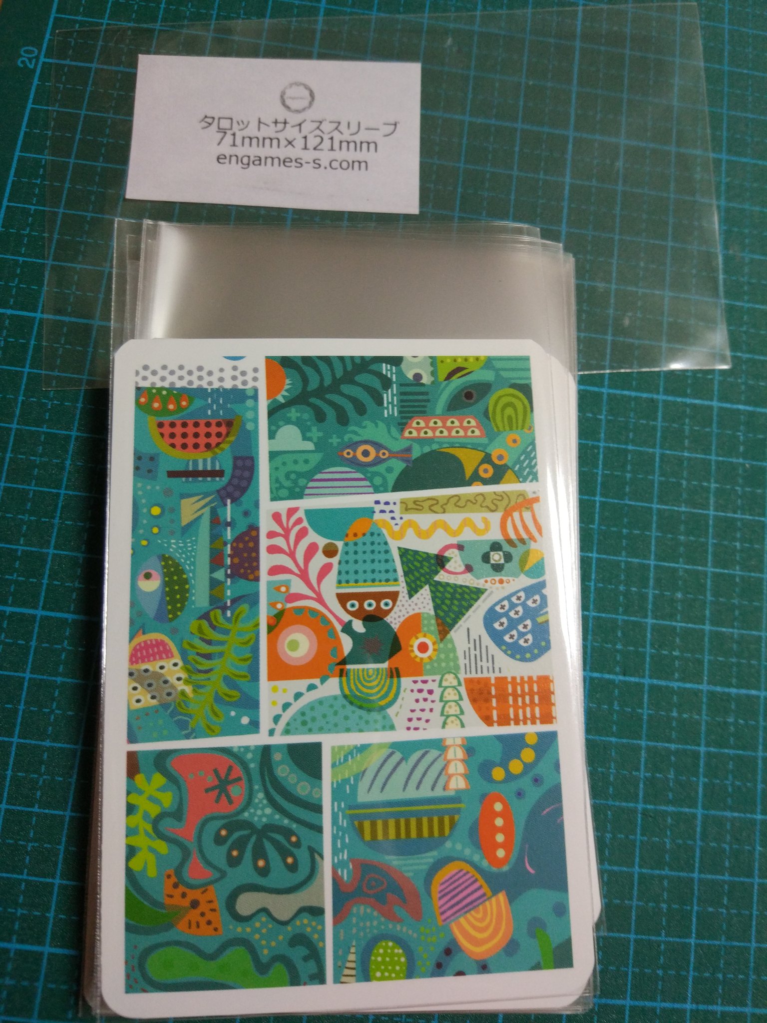 よっしぃー 5211のカードサイズが特殊 70 5x101mm でbggで確認するとピッタリスリーブはありません そこでengamesのタロットサイズ 71x121mm をカットしています カッターマットに余ってるカードと定規を固定して高速化しています 後はかどまる君で
