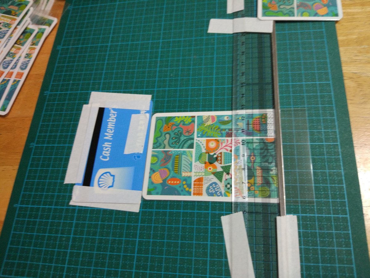 よっしぃー 5211のカードサイズが特殊 70 5x101mm でbggで確認するとピッタリスリーブはありません そこでengamesのタロットサイズ 71x121mm をカットしています カッターマットに余ってるカードと定規を固定して高速化しています 後はかどまる君 よっしぃー 5211のカードサイズが特殊 70 5x101mm でbggで確認するとピッタリスリーブはありません そこでengamesのタロットサイズ 71x121mm をカットしています カッターマットに余ってるカードと定規を固定して高速化しています 後はかどまる君