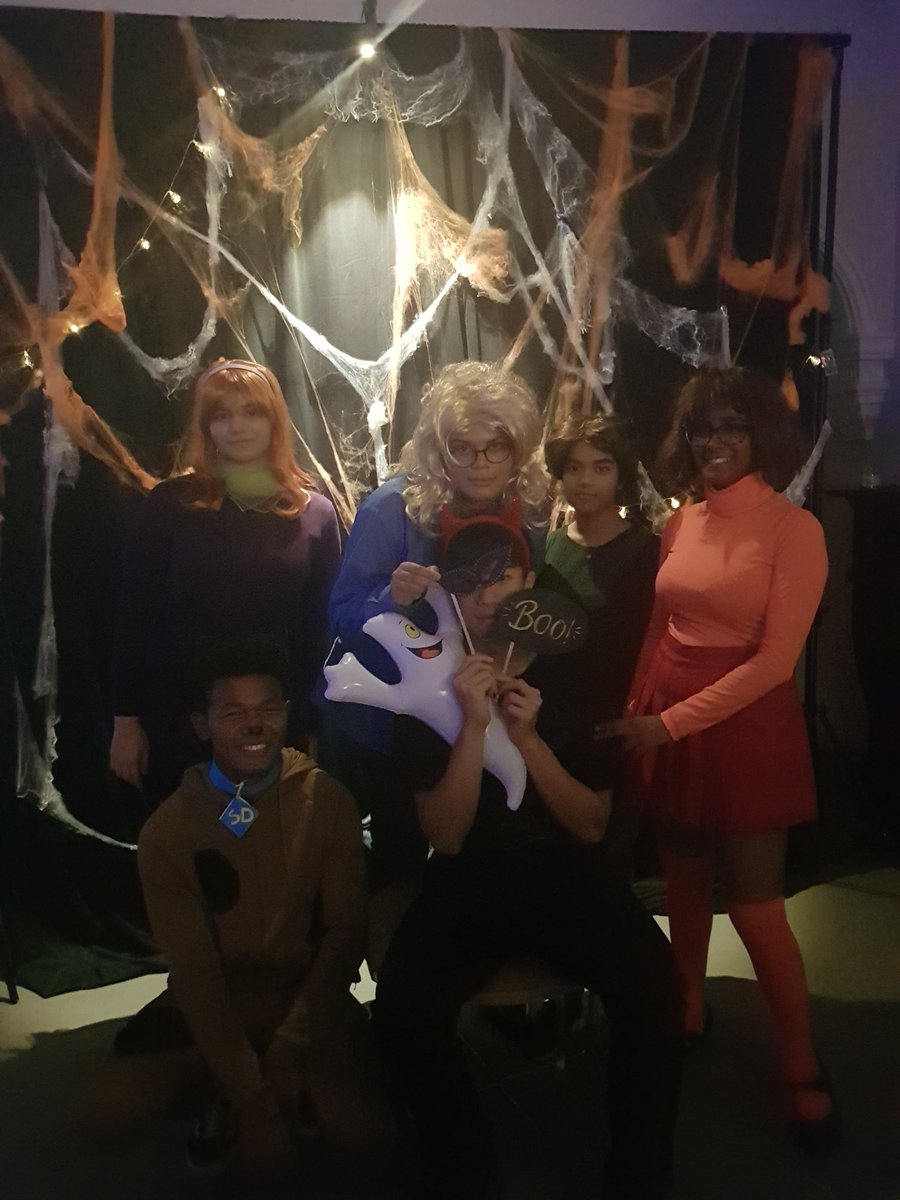 MsPippard's tweet photo. Well done to the NCS Student Leadership Committee , and the Music Society, for all their hard work organising the Autumn Social. Great way for @ncs6th students to unwind after UCAS and admissions exams! https://t.co/7j9o95qcES