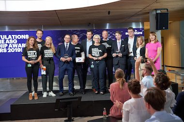 Wir brauchen charismatische Leader, die vorangehen und einen Unterschied machen für die, die ihnen folgen. Mit unserem Leadership Award rücken wir herausragende Führungspersönlichkeiten ins Rampenlicht. Herzlichen Glückwunsch an die Preisträger bit.ly/32VCI3A