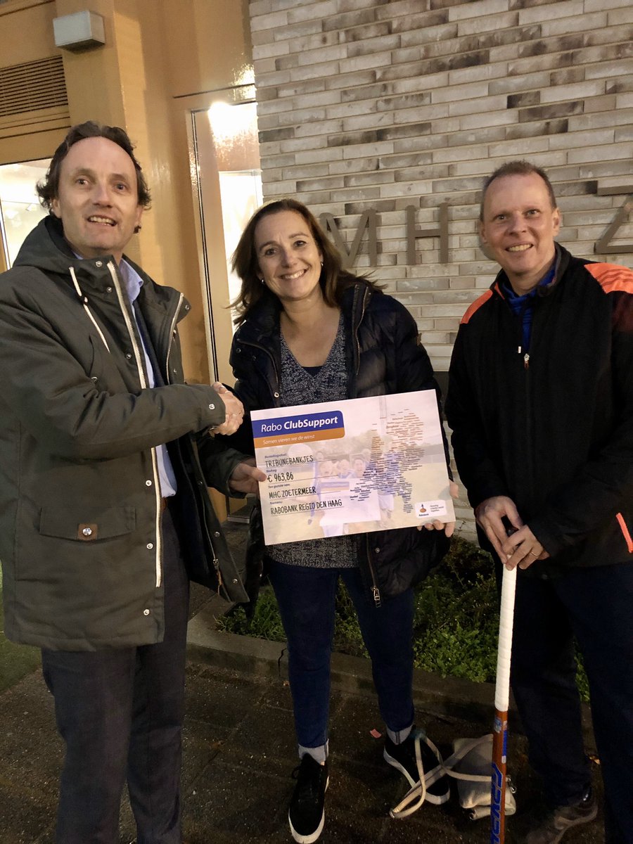 BasHomanTweet's tweet photo. Leuk om samen met Leon aan @BellaOvergoor, voorzitter van @mhczoetermeer, namens @Rabobank de #RaboClubSupport cheque te mogen overhandigen. Mooi bedrag voor een mooie vereniging. #dichtbij #Zoetermeer #mhcz #hockey #Rabobank https://t.co/lsfnHEMJKa