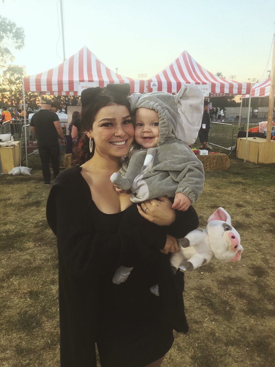 ogbreezyx's tweet photo. our first halloween together , love you always 🐘💗 https://t.co/UHoJHhSUSc