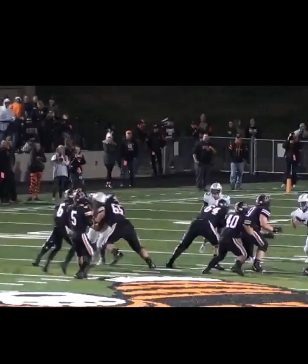 coachjoemosc's tweet photo. We talk about having #Juice day in and day out! Guys brought it and More everyday @Brobb1424 @Austen_black61 @jason_goard 3 Blockers for GOORDYYYY!!!! #NotEnough #BeatCCC #LastRun https://t.co/rY1V0Z5jeH
