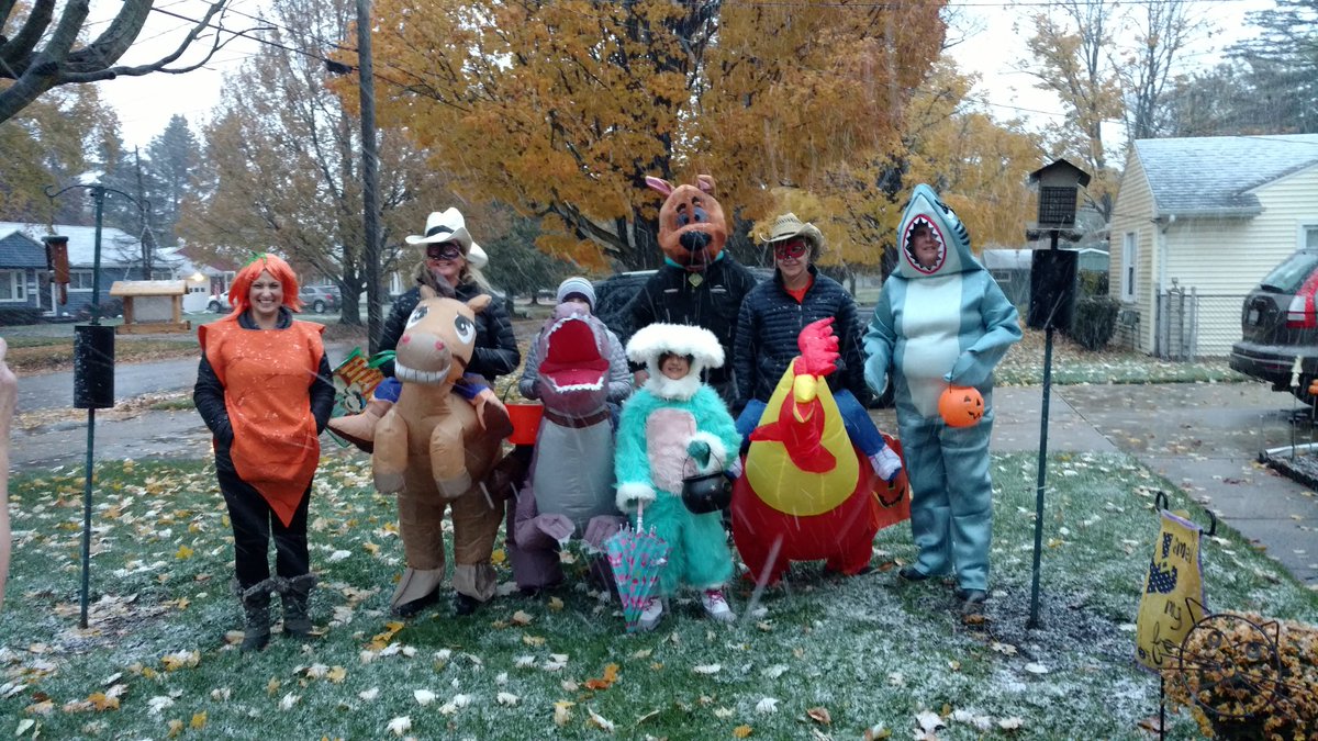 AshleyCovrett's tweet photo. Halloween fun in the snow. @dewster #HappyHalloween https://t.co/orGLqvrYBm