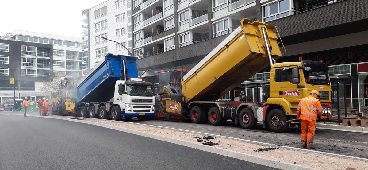 Deldenerstraat <a href="/gemHengelo/">GemeenteHengelo</a> de #asfalt #deklaag zit er op 💪💪 <a href="/Roelofsgroep/">Roelofs</a> #warminwarm #naadloos #rodefietspaden #kwaliteit #vakmanschap