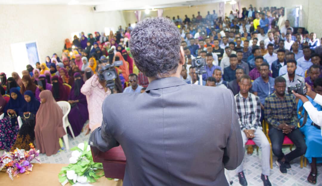 AhmedAbokor's tweet photo. Farewell ceremony for 450 students who got #scholarship from Ethiopia &amp; will be travelling to different universities. We are garatefull to the government of the Federaral Republic of Ethiopia for their genorocity. #Somaliland and #Ethiopia have strong and strategic relationship. https://t.co/kaZhc3V6Km