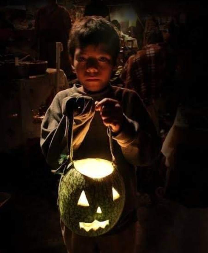 joseluis_lima's tweet photo. Me encontré esta imagen en Internet, y me trajo muchos recuerdos
Cómo se pedía calaverita, la emoción de las niñas y niños esperándo su regreso , recordando a quienes ya se han ido, la familia unida.
Nunca olvidaremos este México que fue muy bonito.
#Díademuertos
#JLLM https://t.co/EA5FRyD0ww