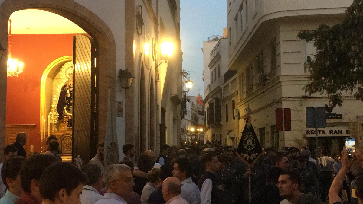 [#GloriasSevilla19]

Llega el cortejo de las <a href="/7_Palabras/">Archicofradía de las Siete Palabras</a>,  con <a href="/CCyTTEsencia/">Banda de Cornetas y Tambores Esencia</a> a la Puerta Real #TDSCofrade 

📷 <a href="/RodoJaneiro/">Rodo Janeiro</a>